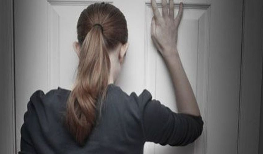 Bewoner van Heemstede wacht bij een deur die dichtviel Bewoner van Heemstede wacht bij een deur die dichtviel